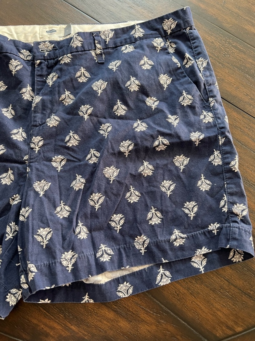Old Navy Women's Size 16 Flat Front Chino Shorts Navy Floral Print Zip Closure - Picture 2 of 4